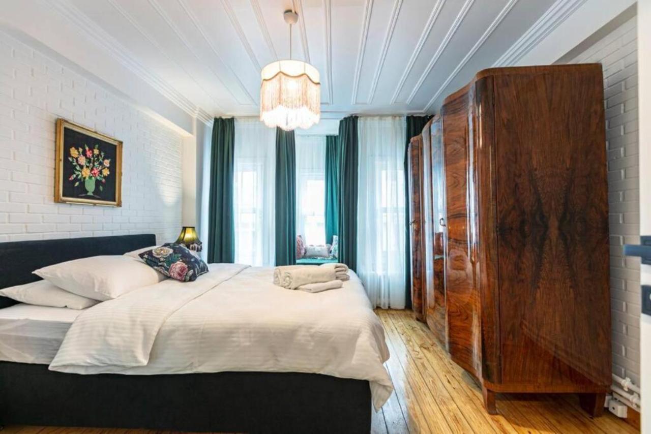Historical 4-br Steps From Besiktas Stadium & Bosphorus Views - Prime Nisantasi Location! Appartement