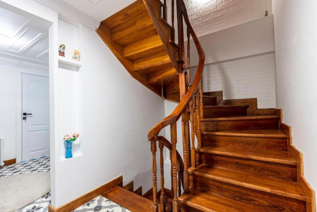 Historical 4-br Steps From Besiktas Stadium & Bosphorus Views - Prime Nisantasi Location! Appartement Istambul