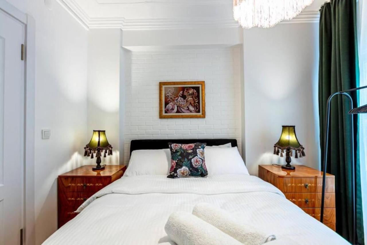 Historical 4-br Steps From Besiktas Stadium & Bosphorus Views - Prime Nisantasi Location! Appartement Istambul