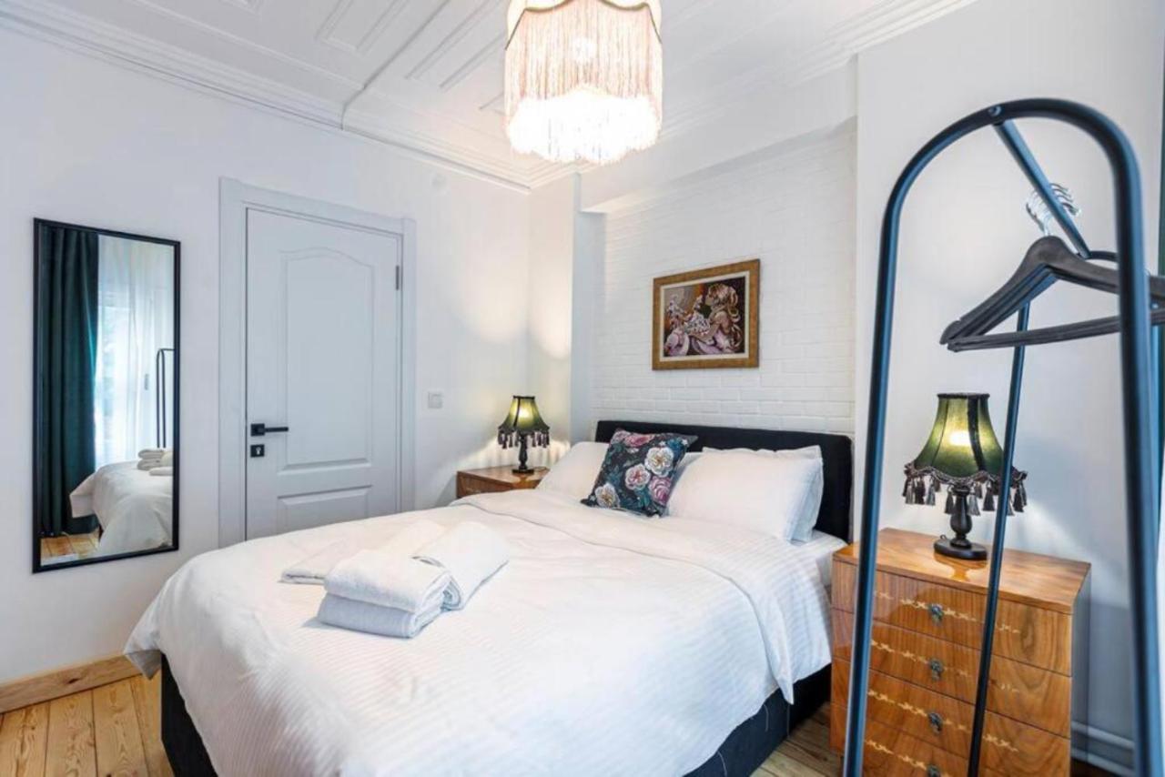 Historical 4-br Steps From Besiktas Stadium & Bosphorus Views - Prime Nisantasi Location! Appartement *
