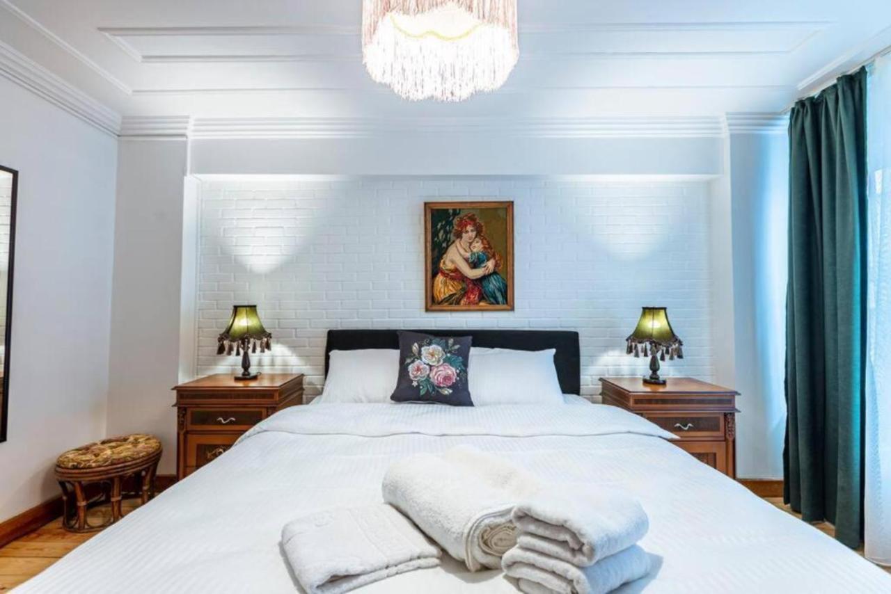 Historical 4-br Steps From Besiktas Stadium & Bosphorus Views - Prime Nisantasi Location! Appartement