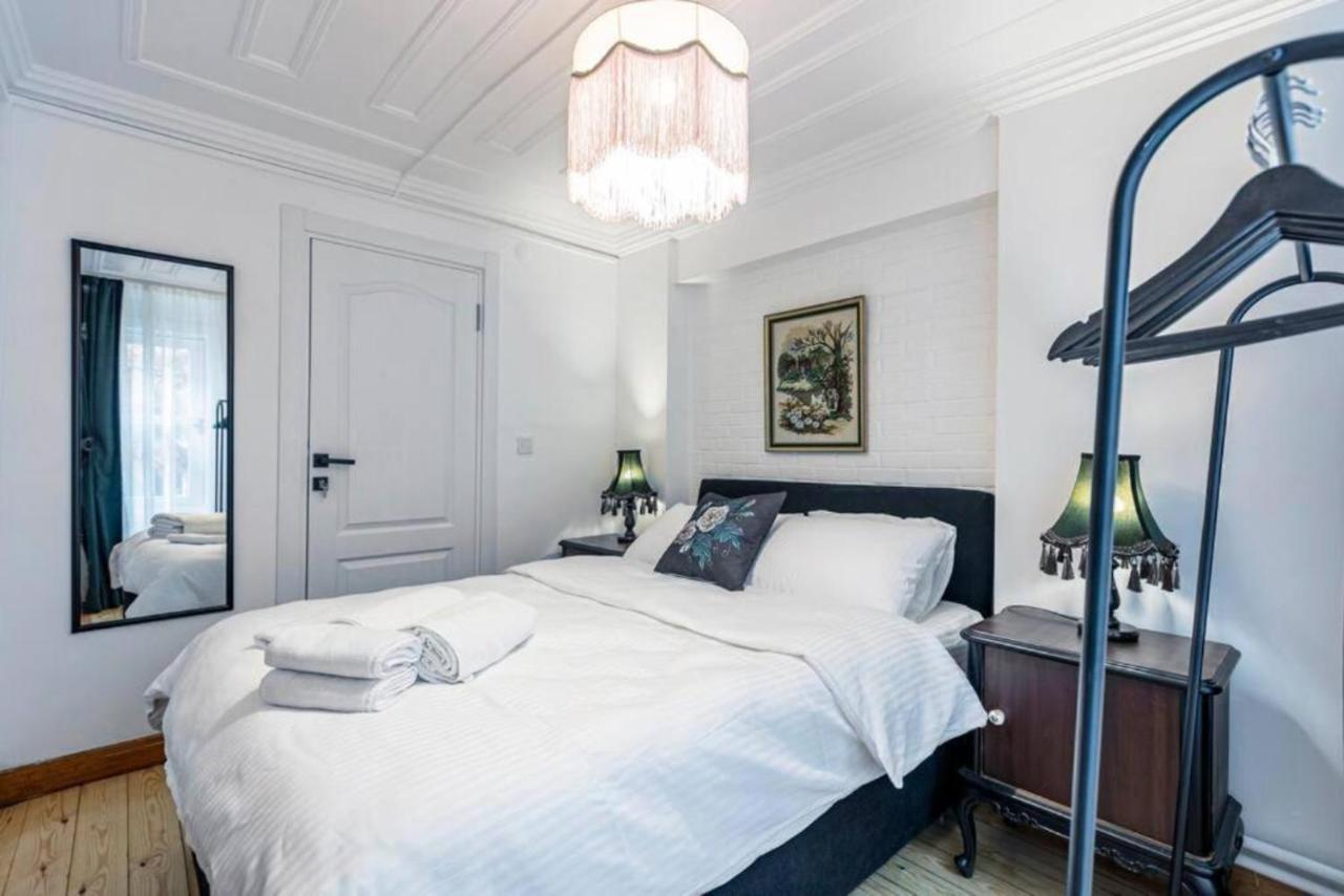 Historical 4-br Steps From Besiktas Stadium & Bosphorus Views - Prime Nisantasi Location! Appartement